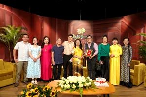 Các khách mời và ê kíp thực hiện chương trình "Nghệ sĩ và sàn diễn" trong buổi ghi hình đặc biệt kỷ niệm 10 năm tổ chức thực hiện chương trình. Ảnh: THÚY BÌNH