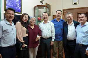 Giám đốc Sở VH-TT TPHCM thăm, tặng quà nghệ sĩ tiêu biểu