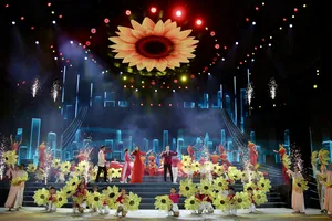 NSƯT Khánh Ngọc và ca sĩ Đào Mác biểu diễn ca khúc “Khát vọng hùng cường”. Ảnh: DŨNG PHƯƠNG