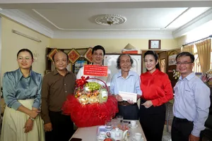 Phó Giám đốc Sở VH-TT TPHCM Nguyễn Thị Thanh Thúy đại diện Thành ủy TPHCM đến thăm và tặng quà NSND Bùi Xuân Hanh. Ảnh: THÚY BÌNH