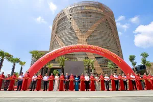 Lãnh đạo TPHCM và các đại biểu thực hiện nghi thức cắt băng khánh thành Rạp Xiếc và Biểu diễn Đa năng Phú Thọ. Ảnh: DŨNG PHƯƠNG