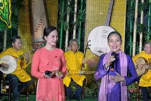 Tiến sĩ Mai Mỹ Duyên giao lưu, chia sẻ thông tin, kiến thức về nghệ thuật Đờn ca tài tử trong chương trình nghệ thuật Đờn ca tài tử Nam Bộ TPHCM chủ đề "Tinh hoa đất Phương Nam". Ảnh: THÁI BÌNH