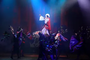 Nghệ sĩ Bình Tinh nỗ lực ca diễn vai công chúa Ngọc Hân trong vở cải lương thử nghiệm "Hồn thơ ngọc" để đem lại nhiều khoảnh khắc cảm xúc cho khán giả. Ảnh: THÚY BÌNH