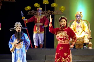 Vở hát bội "Hiền thần" ngợi ca vị danh tướng tài hoa Khâm sai Thống suất đốc chiến Nguyễn Cửu Đàm cùng các vị tướng anh hùng trong lịch sử đấu tranh dựng nước và giữ nước. Ảnh: THÚY BÌNH 