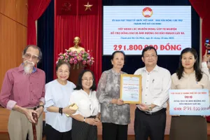 UBMTTQ Việt Nam TPHCM nhận số tiền 291,8 triệu đồng của văn nghệ sĩ TPHCM đóng góp, ủng hộ giúp đỡ đồng bào bị ảnh hưởng do cơn bão số 10 (Bualoi) gây ra. Ảnh: THÚY BÌNH