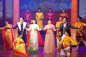 Các nghệ sĩ Nhà hát Cải lương Trần Hữu Trang biểu diễn tiết mục "Ngọc nghề truyền trao" (tác giả Phạm Văn Đằng). Ảnh: THÚY BÌNH