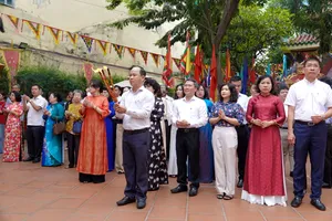 Các đại biểu và nhân dân thành phố, thành kính dâng hương tại lễ giỗ lần thứ 725 Quốc công Tiết chế Hưng Đạo Đại vương Trần Quốc Tuấn. Ảnh: THÚY BÌNH