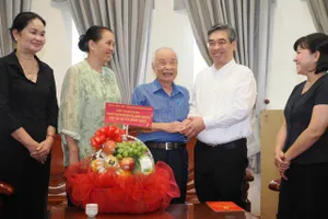 Phó Bí thư Thành ủy TPHCM Nguyễn Phước Lộc cùng các đại biểu đoàn lãnh đạo Thành phố đến thăm và tặng quà nhạc sĩ Phạm Minh Tuấn. Ảnh: HOÀNG HÙNG