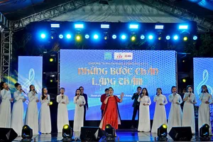 NSƯT Quỳnh Liên cùng các ca sĩ trong CLB Nữ Nghệ sĩ Thành phố, biểu diễn ca khúc "Hạt mưa và tia nắng". Ảnh: THÚY BÌNH 