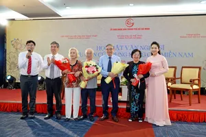 Phó Bí thư Thành ủy TPHCM, Chủ tịch UBMTTQ Việt Nam TPHCM Nguyễn Phước Lộc và Phó Giám đốc Sở VHTT TPHCM Nguyễn Thị Thanh Thúy tặng hoa các cô chú văn nghệ sĩ lão thành cách mạng tham gia giao lưu trong buổi Họp mặt văn nghệ sĩ Khu căn cứ Trung ương Cục miền Nam. Ảnh: THÚY BÌNH