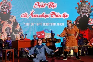 Nghệ sĩ Bảo Châu (bên trái) và nghệ sĩ Thanh Bình trong trích đoạn "Anh hùng Trương Định". Ảnh: THÚY BÌNH