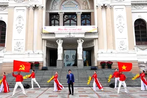 Ca sĩ Anh Bằng biểu diễn bài hát "Chào mừng Đảng Cộng Sản Việt Nam". Ảnh:" THÚY BÌNH