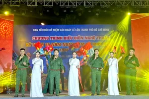 Nhóm ca Mắt Ngọc và nhóm ca Lạc Việt biểu diễn liên khúc "Sài Gòn quật khởi" - "Bão nổi lên rồi" - "Đất nước trọn niềm vui". Ảnh: TẤN HOÀNG