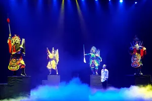 Vở kịch múa "Sống", tác phẩm tốt nghiệp chuyên ngành Đạo diễn Sân khấu trường Đại học Sân khấu và điện ảnh TPHCM của sinh viên Bùi Văn Điền. Ảnh: THÚY BÌNH