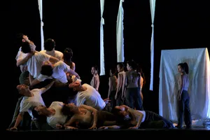 Kịch múa "Hoàng hôn" với những cảnh diễn mang nhiều hoài niệm về một thời quân dân Việt Nam kiên trung đấu tranh cách mạng, quyết giành lại độc lập tự do dân tộc. Ảnh: THÚY BÌNH