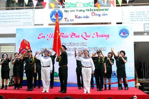 Các cựu Chiến binh phường Tân Định biểu diễn tiết mục "Tiến bước dưới quân kỳ". Ảnh: BẢO LÂM 