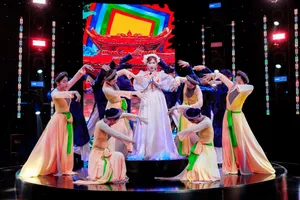 Ca sĩ Hòa Minzy biểu diễn ca khúc "Bắc Bling" trong chương trình nghệ thuật đặc biệt "HTV Chào xuân 2026" với chủ đề "Xin chào Việt Nam". Ảnh: HTV