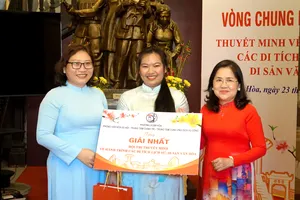 Giám Đốc Trung Tâm Chính trị phường Xuân Hòa Hồ Thị Đan Thanh và nguyên Phó Giám đốc Học viện Cán bộ TPHCM, TS Bùi Thị Ngọc Trang trao giải Nhất hội thi. Ảnh: THÚY BÌNH