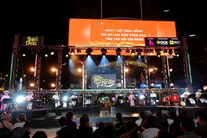 Dàn nhạc dân tộc biểu diễn hòa tấu "Trống cơm" trong chương trình ca múa nhạc "Tính tang – Âm sắc Việt". Ảnh: THÚY BÌNH