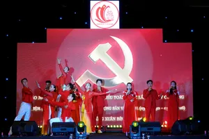 Liên khúc "Chào mừng Đảng Cộng sản Việt Nam - Phường Bàn Cờ sáng mãi niềm tin" mở màn chương trình nghệ thuật đặc biệt "Nghĩa tình Bàn Cờ". Ảnh: THÚY BÌNH