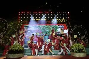 Ca sĩ Cẩm Ly biểu diễn bài hát "Xuân quê tôi". Ảnh: DŨNG PHƯƠNG