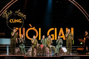 Nhóm ca 135 và các nữ ca sĩ Tánh Linh, Mỹ Hảo, Thanh Nguyên biểu diễn trong chương trình "Trò chuyện cùng thời gian" với chủ đề "Có một thời thanh xuân như thế". Ảnh: HTV