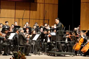 Nhạc trưởng Trần Nhật Minh dàn dựng và chỉ huy dàn nhạc HBSO. Ảnh: THÚY BÌNH