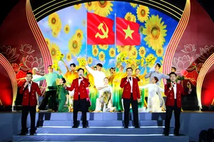 Nhóm ca Lạc Việt biểu diễn ca khúc "Thành phố Hồ Chí Minh niềm tin ngời sáng" trong chương trình nghệ thuật "TPHCM - Trọn niềm tin yêu". Ảnh: THÚY BÌNH