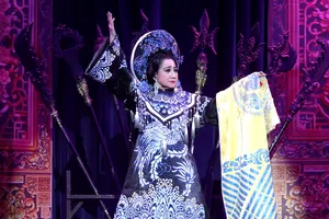 NSƯT Thanh Thanh Tâm biểu diễn vai Thái hậu Dương Vân Nga trong chương trình "Tự tình quê hương - Cải lương tâm sử". Ảnh: THÚY BÌNH