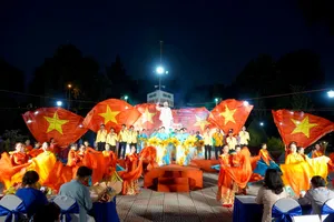 Tiết mục ca múa liên khúc "Ngày hội non sông" của trường Tiểu học Nguyễn Thanh Tuyền đạt giải nhất tại liên hoan văn nghệ "Đất nước trọn niềm vui" phường Tân Sơn Hòa. Ảnh: THÚY BÌNH