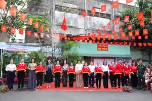 Các đại biểu và lãnh đạo phường An Đông cắt băng khánh thành các công trình văn hóa - xã hội trong Ngày hội "An Đông muôn sắc hoa" năm 2026. Ảnh: THÚY BÌNH