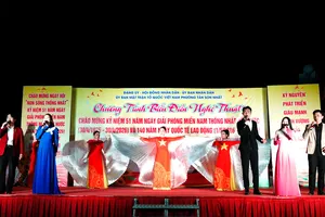 Tiết mục ca múa "Thênh thang đường mới". Ảnh: THÚY BÌNH