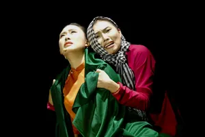 Sinh viên lớp Diễn viên Sân khấu Kịch hát khóa 25 thi diễn trích đoạn "Thời con gái đã xa". Ảnh: THÚY BÌNH