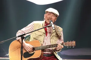 Nhạc sĩ Trần Tiến biểu diễn bài hát "Không gục ngã". Ảnh: THÚY BÌNH