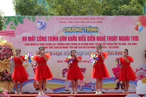 Các em thiếu nhi CLB Hoa Xuân biểu diễn tiết mục "Hè ơi rộn vang tiếng hát". Ảnh: THÚY BÌNH 
