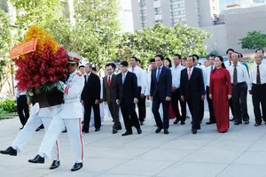 Đoàn đại biểu TPHCM dâng hương, dâng hoa tưởng nhớ Chủ tịch Hồ Chí Minh