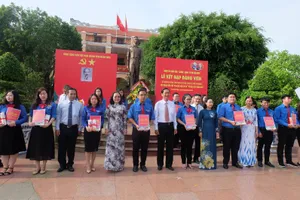 Đảng ủy Khối Dân - Chính - Đảng TPHCM kết nạp 21 đảng viên mới