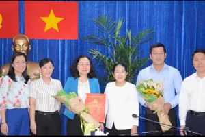 Phó Bí thư Thành ủy Võ Thị Dung trao quyết định điều động, chỉ định đồng chí Thái Thị Bích Liên về làm Bí thư Quận ủy quận 4. Ảnh: HCMPV
