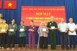 Tặng quà 214 gia đình chính sách, người có công  ​