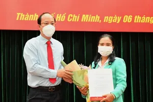 Đồng chí Nguyễn Hồ Hải trao quyết định cho đồng chí Nguyễn Thị Thu Hoài. Ảnh: VIỆT DŨNG