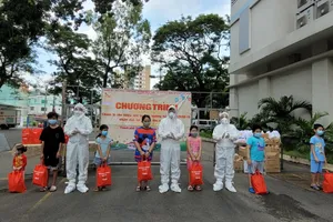 Lãnh đạo TP Thủ Đức thăm, tặng quà trung thu cho các em thiếu nhi mắc Covid-19