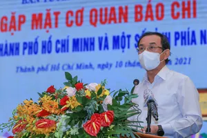 Bí thư Thành ủy TPHCM Nguyễn Văn Nên phát biểu tại buổi gặp mặt cơ quan báo chí. Ảnh: DŨNG PHƯƠNG