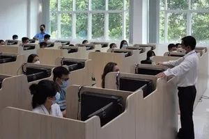 Các thí sinh tham dự kỳ thi tuyển công chức khối Đảng, Đoàn thể TPHCM năm 2022 tại phòng thi