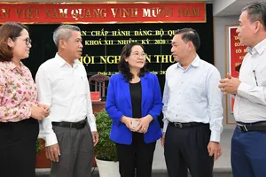 Chủ tịch HĐND TPHCM Nguyễn Thị Lệ trao đổi cùng các đồng chí lãnh đạo quận 3 tại Hội nghị BCH Đảng bộ quận 3.Ảnh:VIỆT DŨNG