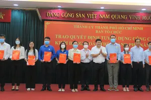 TPHCM trao quyết định tuyển dụng cho 174 công chức khối Đảng, đoàn thể 
