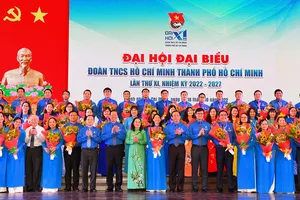 Các đồng chí lãnh đạo TPHCM chúc mừng BCH Đoàn TNCS Hồ Chí Minh TPHCM. Ảnh: VIỆT DŨNG