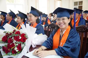 Nhóm Thạc sĩ Điều hành cao cấp Quản lý công đầu tiên của quận 7 tốt nghiệp