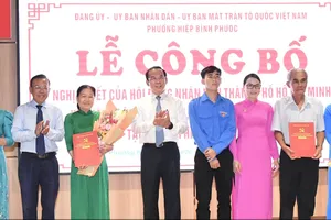 Sắp xếp khu phố, ấp: Giải quyết thủ tục hành chính kịp thời, đảm bảo quyền và lợi ích hợp pháp của nhân dân 