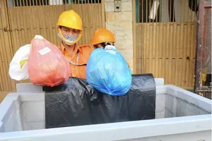 Quận 7 triển khai thí điểm thu phí thu gom rác qua phần mềm