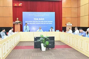 Nhà báo Nguyễn Khắc Văn, Phó Tổng Biên tập Phụ trách Báo Sài Gòn Giải Phóng phát biểu tại tọa đàm. Ảnh: VIỆT DŨNG